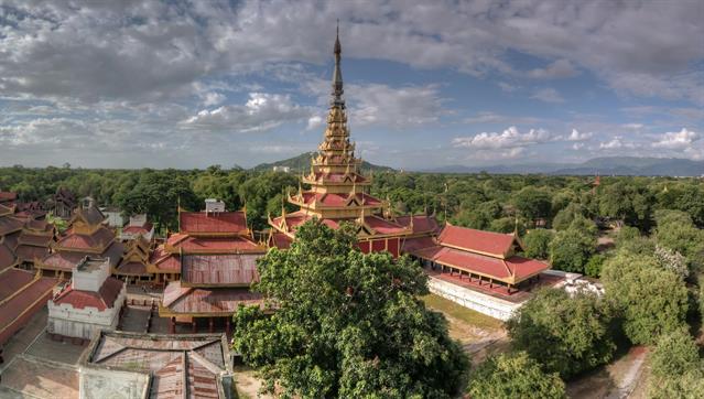 Der Mandalay Palace in Myanmar wurde zwischen 1859 und 1864 gebaut. Der ist Palast ist im Zentrum von Mandalay gelegen, umgeben von hohen Mauern und einem Kanal. Nicht alle Gebäude des Palastes sind noch da, denn einige wurden schon von den britischen und absolut kulturlosen Kolonialherren zu Feuerholz zerhackt ...